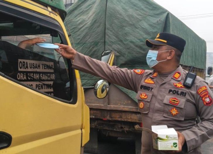 Photo of Asap Karhutla Menyelimuti Sanggau, Polisi Turun Bagikan Masker kepada Pengguna Jalan