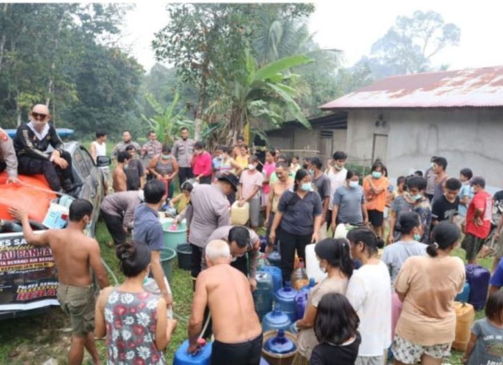 Photo of Polres Sanggau Gencarkan Penyaluran Air Bersih Serta Layani Pengobatan Gratis dan Edukasi Warga Cegah Karhutla