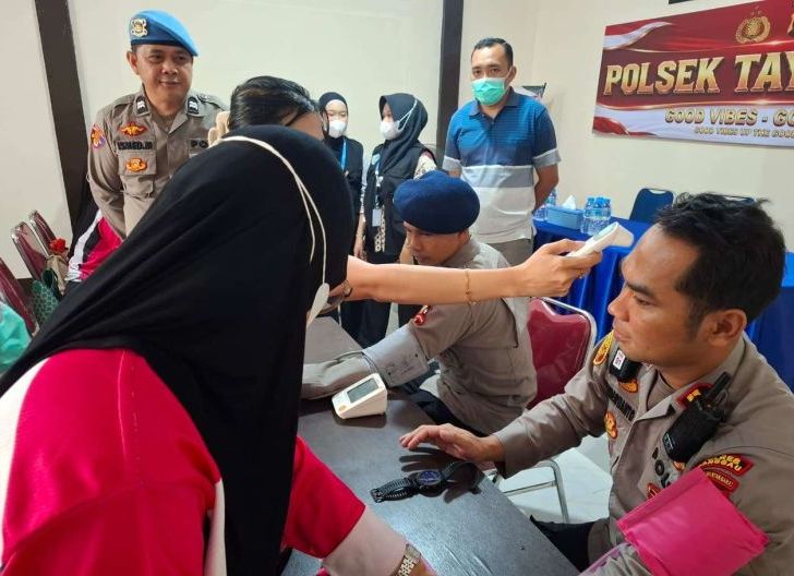 Photo of Jaga Kebugaran Personel, Polsek Tayan Hilir Gelar Pemeriksaan Kesehatan untuk Polisi dan BKO Korbrimob
