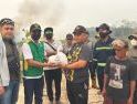 BAZNAS Bersama BPM Singkawang Turun Langsung ke Sungai Rasau, Salurkan Sembako Untuk Pejuang Api