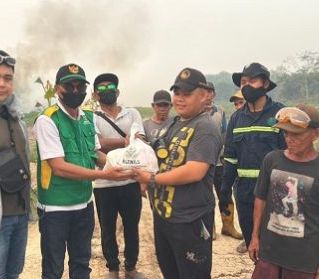 BAZNAS Bersama BPM Singkawang Turun Langsung ke Sungai Rasau, Salurkan Sembako Untuk Pejuang Api