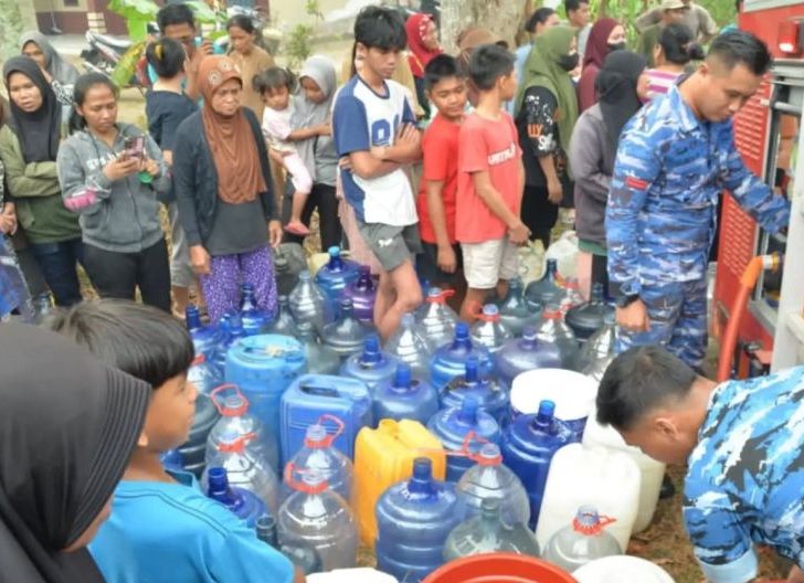 Photo of Bantu Warga Hadapi Kemarau Panjang, Lanud Supadio Salurkan Air Bersih
