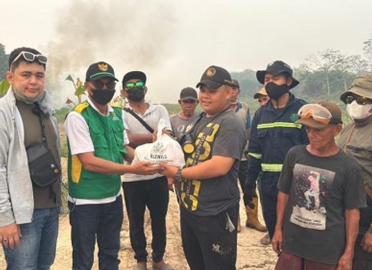 Photo of BAZNAS Bersama BPM Singkawang Turun Langsung ke Sungai Rasau, Salurkan Sembako Untuk Pejuang Api