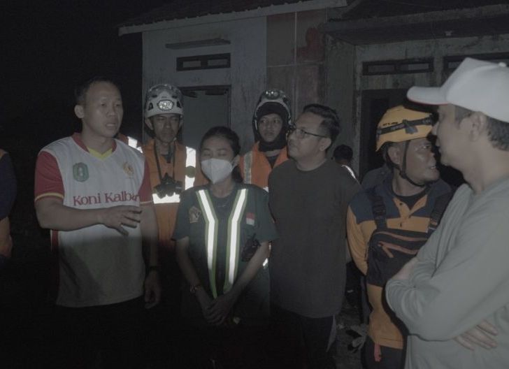 Photo of Senator Daud Yordan Turun Langsung Padamkan Karhutla di Wonodadi hingga Disengat Lebah Saat Sisir Titik Api