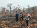 17 Hari Berjibaku, Tim Gabungan Singkawang Terus Dinginkan Karhutla di Sungai Rasau
