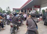 Photo of Aliansi Masyarakat Peduli Kelangkaan BBM Somasi Depot Pertamina Sintang 2x24 Jam Atasi Kelangkaan