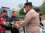 Photo of 300 Masker Dibagikan, Posko Kesehatan Polres Sanggau Layani Puluhan Warga