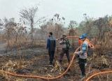 Photo of 17 Hari Berjibaku, Tim Gabungan Singkawang Terus Dinginkan Karhutla di Sungai Rasau