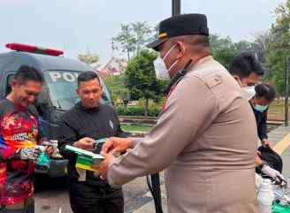 300 Masker Dibagikan, Posko Kesehatan Polres Sanggau Layani Puluhan Warga