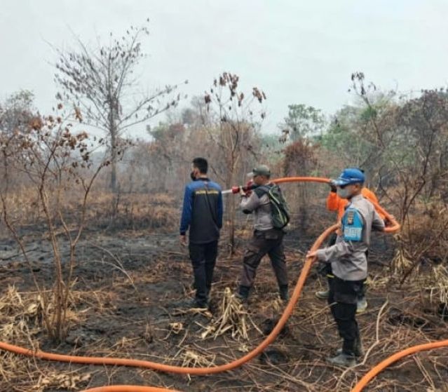 17 Hari Berjibaku, Tim Gabungan Singkawang Terus Dinginkan Karhutla di Sungai Rasau