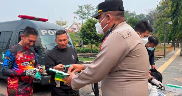 300 Masker Dibagikan, Posko Kesehatan Polres Sanggau Layani Puluhan Warga