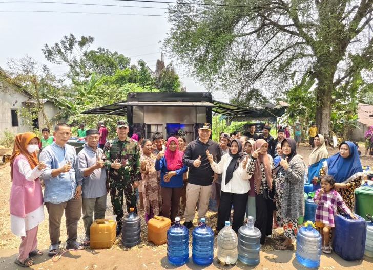 Photo of Bupati dan Dandim 1203 Ketapang Salurkan Air Siap Minum untuk Warga Terdampak Kekeringan