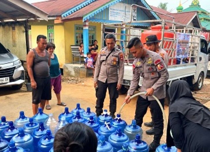 Photo of Hadapi Kemarau, Polsek Tayan Hilir dan Korbrimob Bangun Sumur Bor hingga Salurkan Air Bersih ke Warga