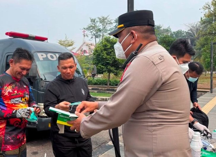 Photo of 300 Masker Dibagikan, Posko Kesehatan Polres Sanggau Layani Puluhan Warga