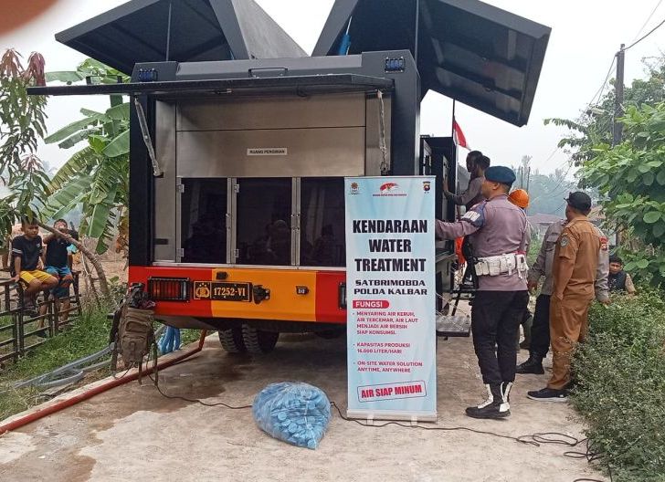 Photo of Salurkan Air Bersih untuk Warga Kubu Raya, Brimobda Kalbar Hadir di Tengah Kabut Asap da Kemarau