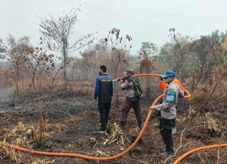 Photo of 17 Hari Berjibaku, Tim Gabungan Singkawang Terus Dinginkan Karhutla di Sungai Rasau