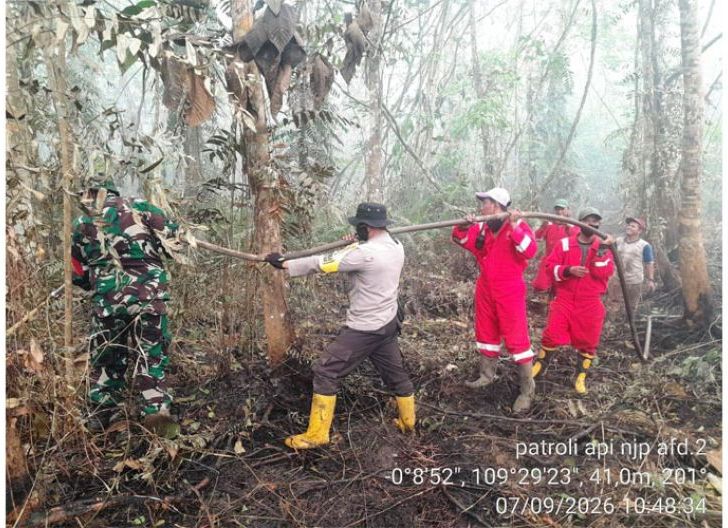 Photo of Api Lahap Kebun Karet Warga di Kubu Raya, PT NJP Klaim Arealnya Masih Aman