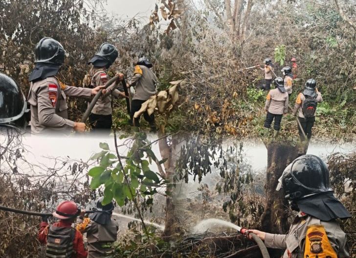Photo of Patroli Pasca-Pemadaman, Tim Siaga Brimob Kalbar Kembali Temukan Titik Api di Singkawang