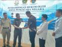 Kejari Singkawang Serahkan Dua Sertifikat Tanah Untuk Rumah Ibadah