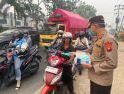 Subditbinpolmas Ditbinmas Polda Kalbar Bagikan Masker untuk Pengendara