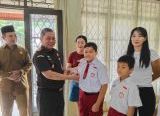 Photo of Kejari Singkawang Serahkan 277 KIA ke Siswa