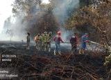 Photo of Tim Manggala Agni PT. Jalin Vaneo di Kayong Utara Membantu Padamkan Api di Areal Konsesi PT. Mayawana Persada