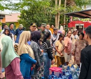 Bantuan Air Siap Minum untuk Warga Sungai Awan Kanan