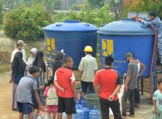 Kemarau Panjang Melanda, Warga Rasau Jaya Dua Sambut Bantuan Air Bersih Lanud Supadio