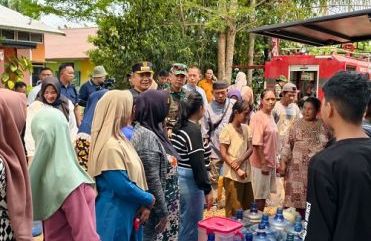 Bantuan Air Siap Minum untuk Warga Sungai Awan Kanan