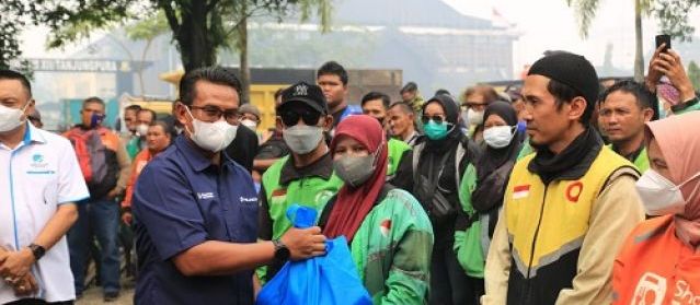 Insan Maritim Bagikan 5.000 Masker dan Sembako untuk Warga Pontianak
