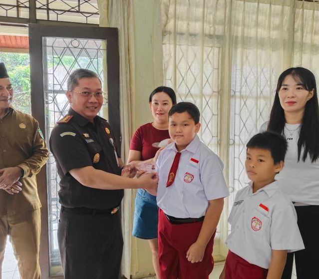 Kejari Singkawang Serahkan 277 KIA ke Siswa
