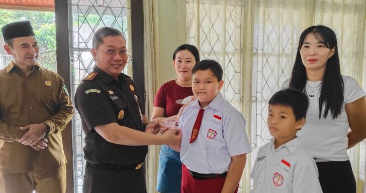 Kejari Singkawang Serahkan 277 KIA ke Siswa