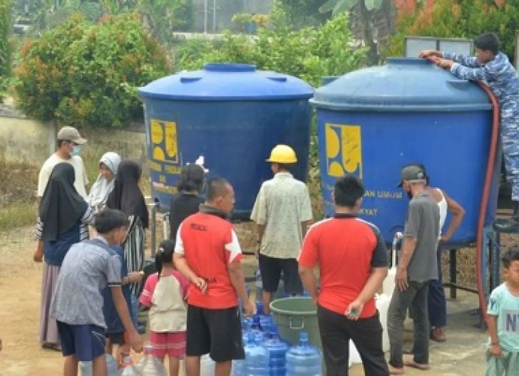 Photo of Kemarau Panjang Melanda, Warga Rasau Jaya Dua Sambut Bantuan Air Bersih Lanud Supadio