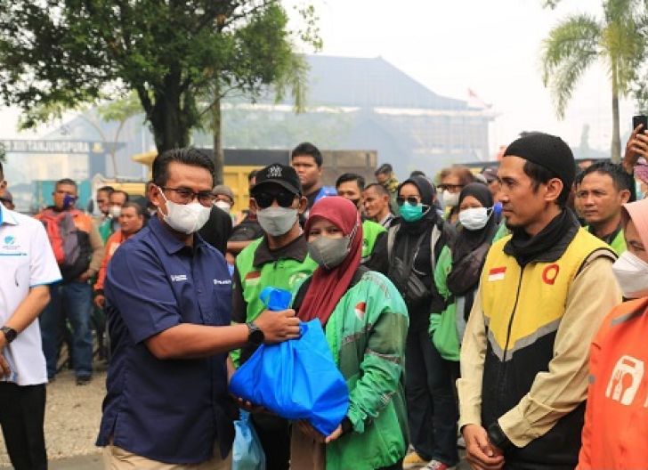 Photo of Insan Maritim Bagikan 5.000 Masker dan Sembako untuk Warga Pontianak