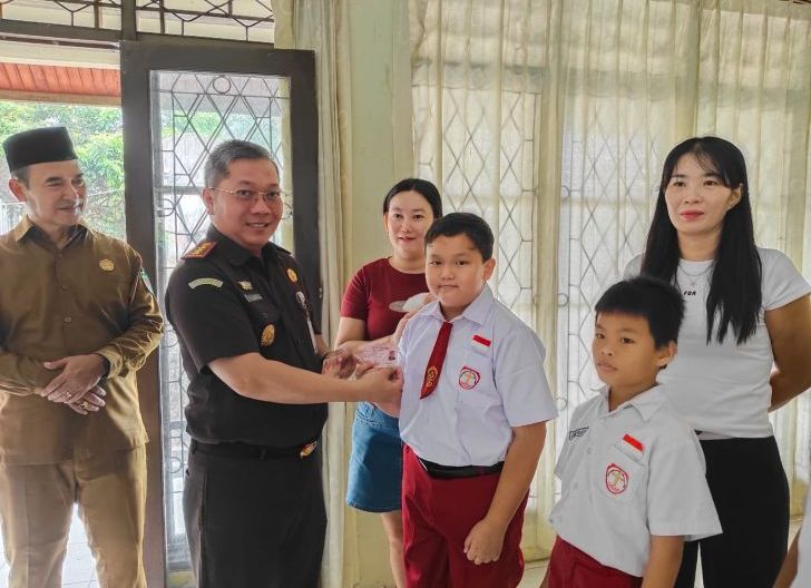 Photo of Kejari Singkawang Serahkan 277 KIA ke Siswa