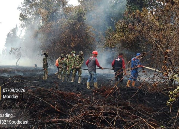 Photo of Tim Manggala Agni PT. Jalin Vaneo di Kayong Utara Membantu Padamkan Api di Areal Konsesi PT. Mayawana Persada