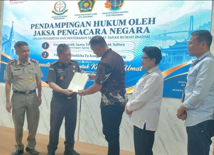 Photo of Kejari Singkawang Serahkan Dua Sertifikat Tanah Untuk Rumah Ibadah