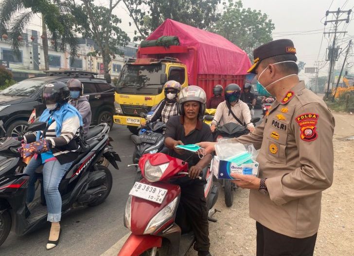 Photo of Subditbinpolmas Ditbinmas Polda Kalbar Bagikan Masker untuk Pengendara