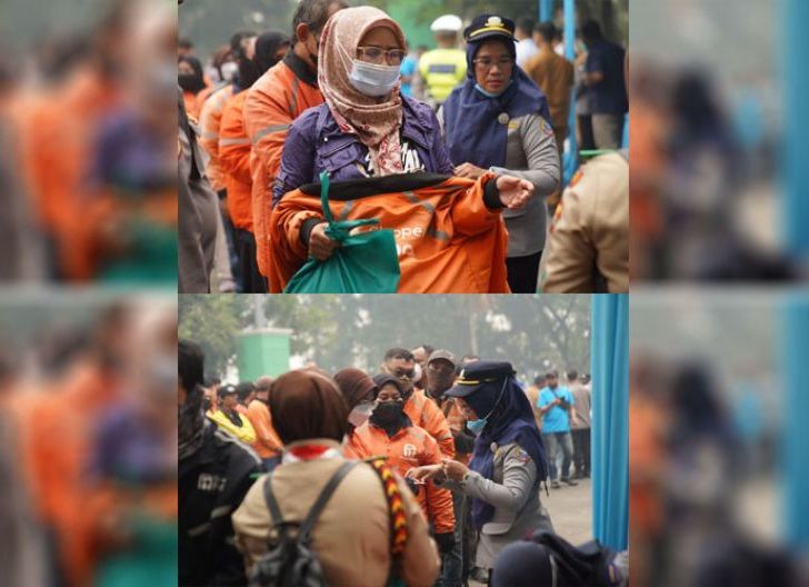 Photo of 1.000 Paket Sembako Dibagikan untuk Pengemudi Ojol dan Warga, Gotong Royong di Tengah Kabut Asap