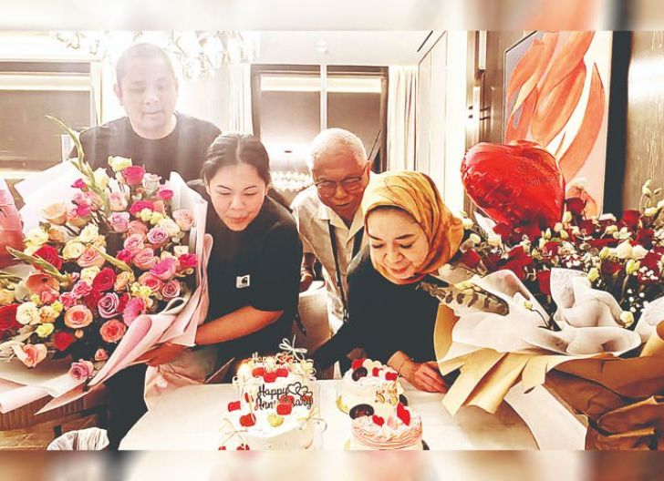 Photo of Bersama Rama dan Putri OSO dan Serviaty Rayakan 53 Tahun Pernikahan Sederhana, Di Tengah Pengobatan di Singapura