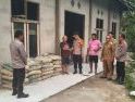 Gotong Royong Bangun Masjid, Polres Sanggau Turut Berikan Dukungan