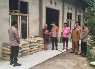 Gotong Royong Bangun Masjid, Polres Sanggau Turut Berikan Dukungan