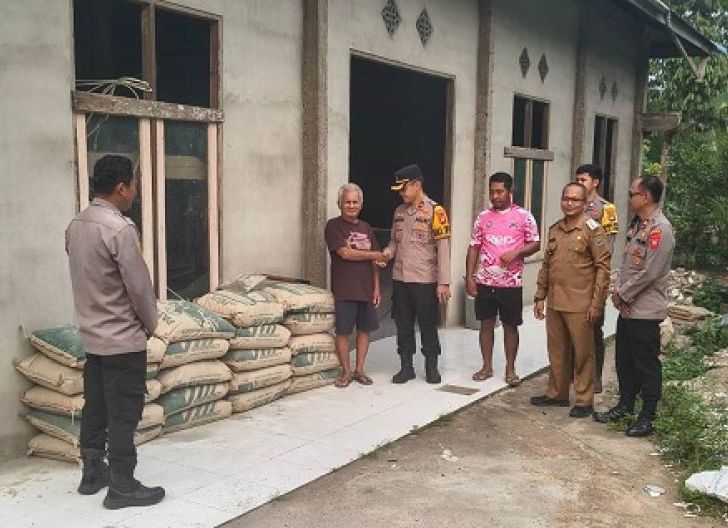 Photo of Gotong Royong Bangun Masjid, Polres Sanggau Turut Berikan Dukungan