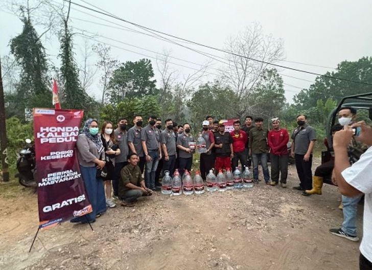 Photo of Bagikan Air Bersih dan Ribuan Masker, Ini Aksi Astra Motor Kalbar Peduli saat Kabut Asap Melanda Kalimantan