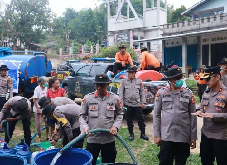 Photo of 5.000 Liter Air Bersih Mengalir untuk Warga Sompu, Wujud Kepedulian Polri