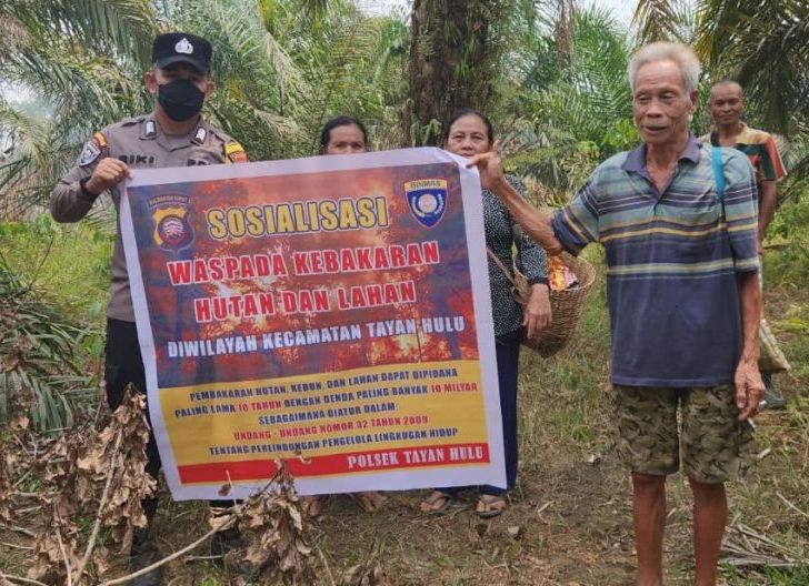 Photo of Polsek Tayan Hulu Gencarkan Patroli Karhutla, Warga Diingatkan Tak Buka Lahan dengan Membakar