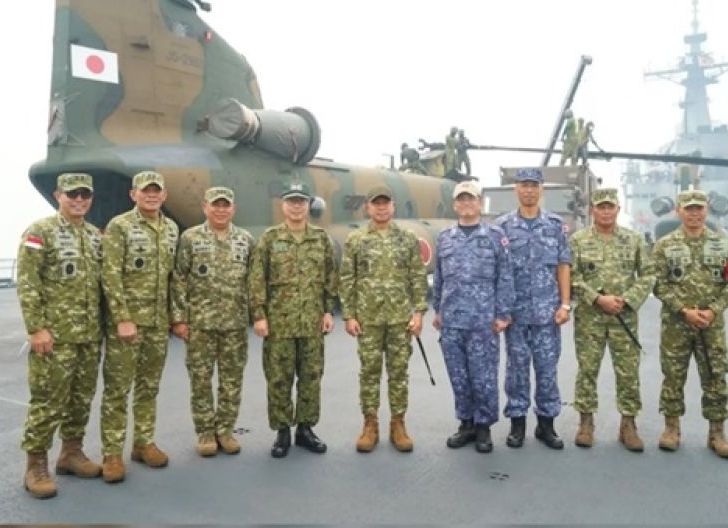 Photo of Hadapi Karhutla di Kalbar, Danlanud Supadio Dampingi Panglima TNI Tinjau Kekuatan Chinook Jepang