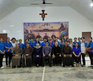 Jadi Pembicara pada Seminar JPIC Kapusin di Paroki Kuala Dua, Bruder Stephanus Paiman Ajak Umat dan Tokoh Adat Bersatu Lawan Narkoba