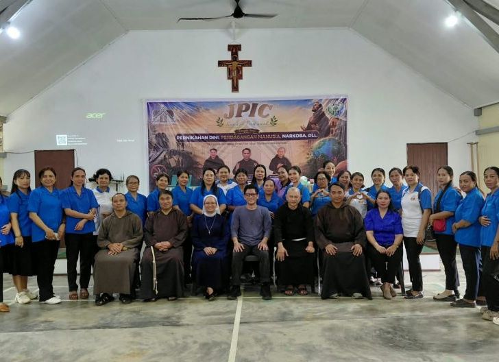 Photo of Jadi Pembicara pada Seminar JPIC Kapusin di Paroki Kuala Dua, Bruder Stephanus Paiman Ajak Umat dan Tokoh Adat Bersatu Lawan Narkoba