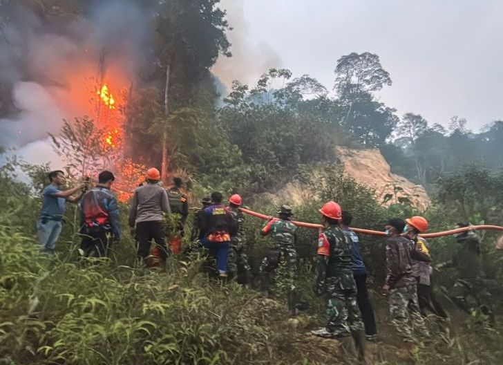 Photo of Pemadaman Karhutla di Bukit Seraya Tayan Hilir Libatkan 88 Personel, Medan Terjal Jadi Tantangan